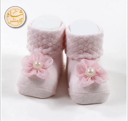 Baby Girls Headband & Socks Set – Soft Cotton Newborn Gift Set with Pearl Flower Design (0–9 Months)