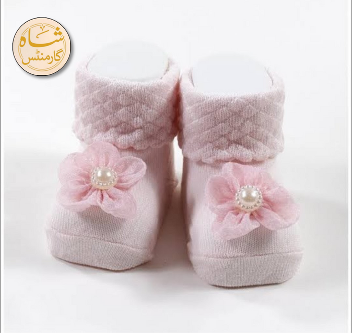 Baby Girls Headband & Socks Set – Soft Cotton Newborn Gift Set with Pearl Flower Design (0–9 Months)